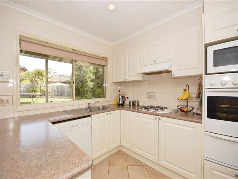 6 Ambleside Close, Mooroolbark VIC 3138