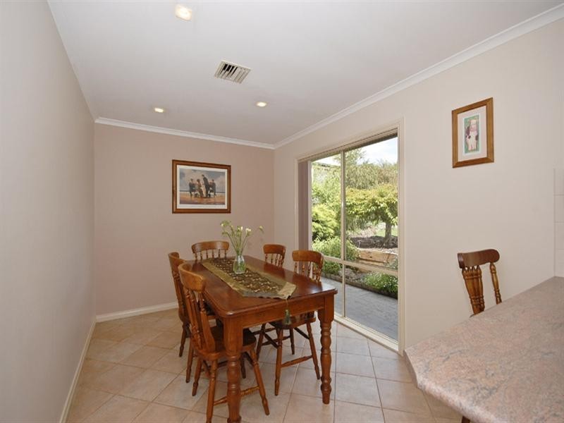 6 Ambleside Close, Mooroolbark VIC 3138