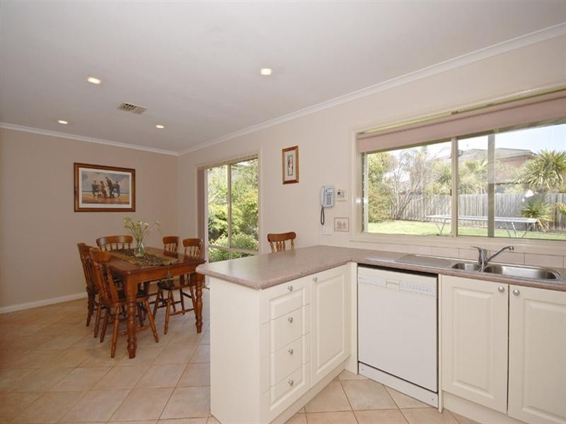 6 Ambleside Close, Mooroolbark VIC 3138