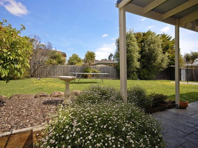 6 Ambleside Close, Mooroolbark VIC 3138