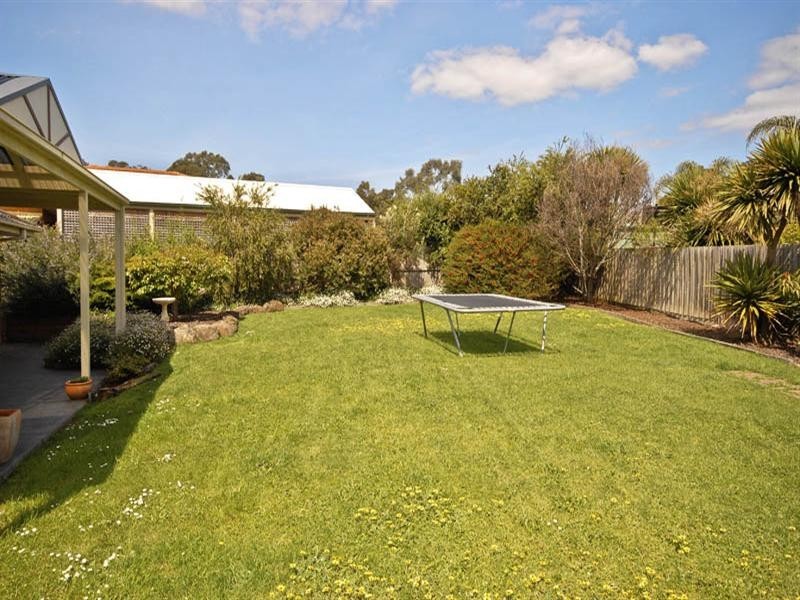 6 Ambleside Close, Mooroolbark VIC 3138