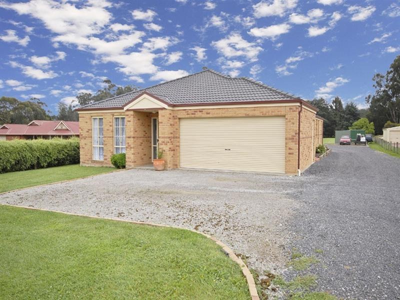 11 Farnham Road, Healesville VIC 3777