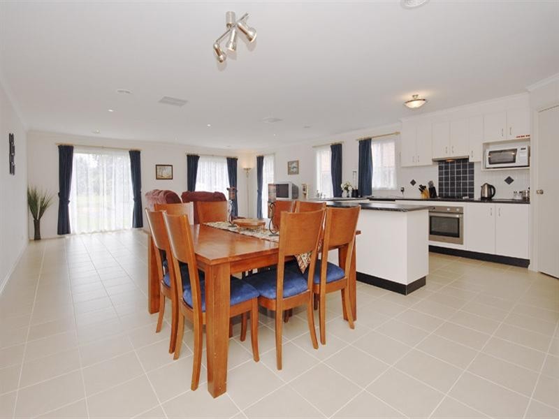 11 Farnham Road, Healesville VIC 3777