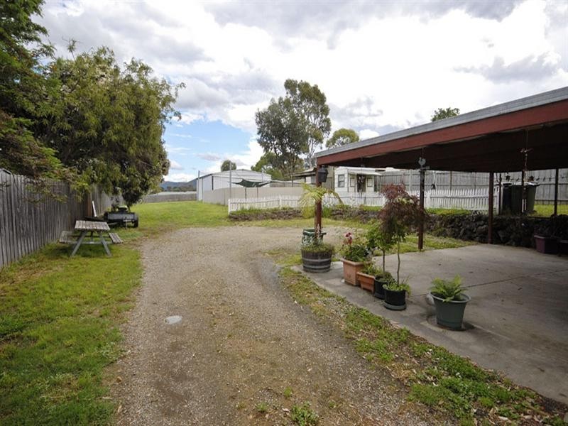 27 Armstrong Grove, Yarra Glen VIC 3775