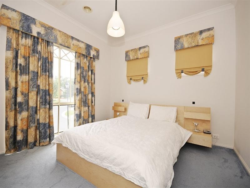 17 Little Chipping Drive, Chirnside Park VIC 3116