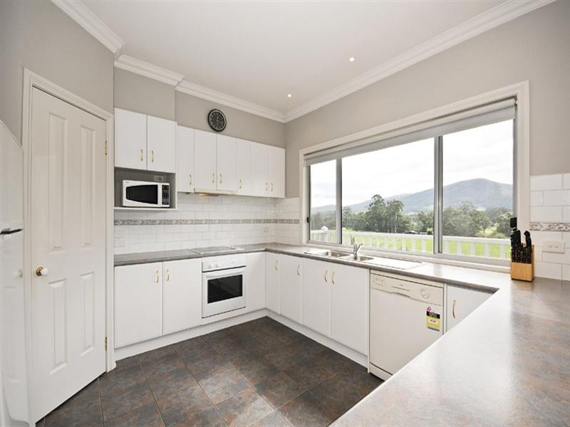 13 Alpine Boulevard, Launching Place VIC 3139