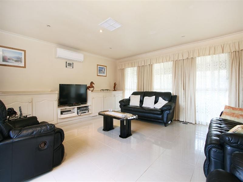 2 Crown Point, Chirnside Park VIC 3116