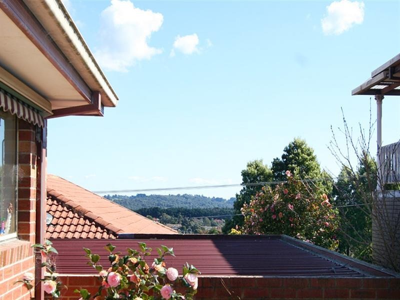 Unit 2, 12 Edward Road, Chirnside Park VIC 3116