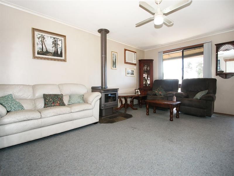 21 Penola Drive, Seville VIC 3139