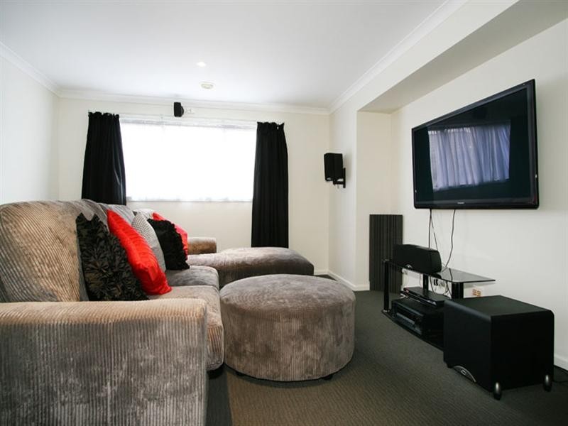 33 Larbert Road, Mooroolbark VIC 3138