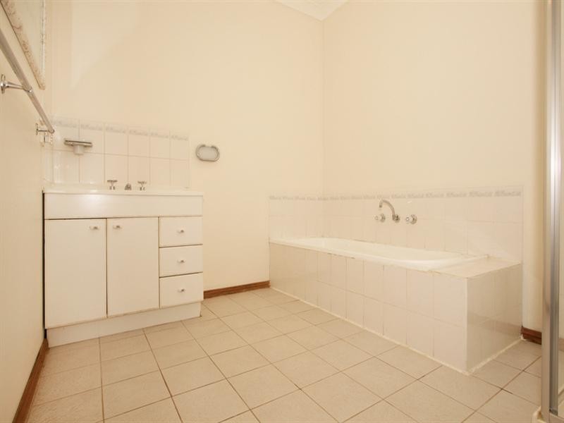 34 Cairncroft Avenue, Launching Place VIC 3139