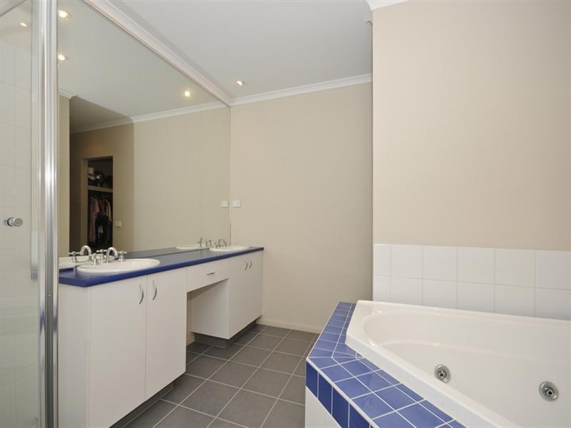 49 Pacific Drive, Mooroolbark VIC 3138