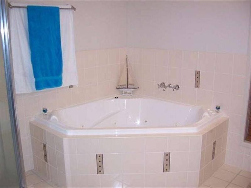 4 Antonia Court, Glenella QLD 4740