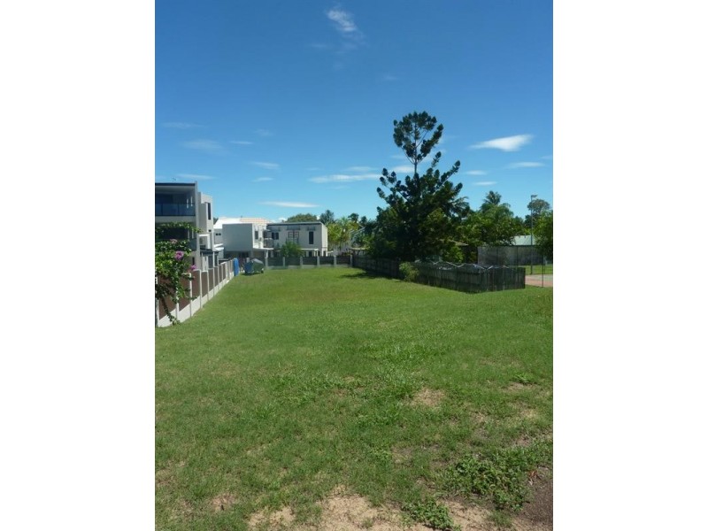 9 Pitt Street, Blacks Beach QLD 4740