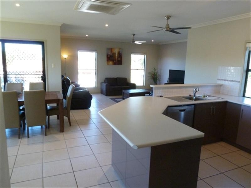 2/104 Binnington Esplanade, East Mackay QLD 4740