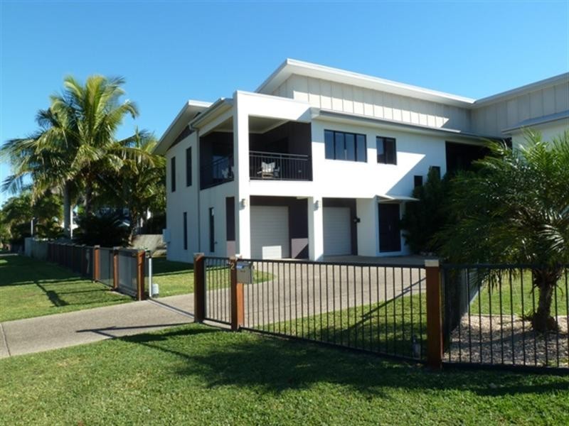 2/104 Binnington Esplanade, East Mackay QLD 4740