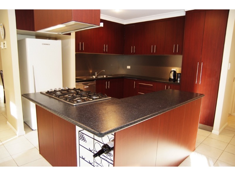 10 Eva Parade, Glenella QLD 4740