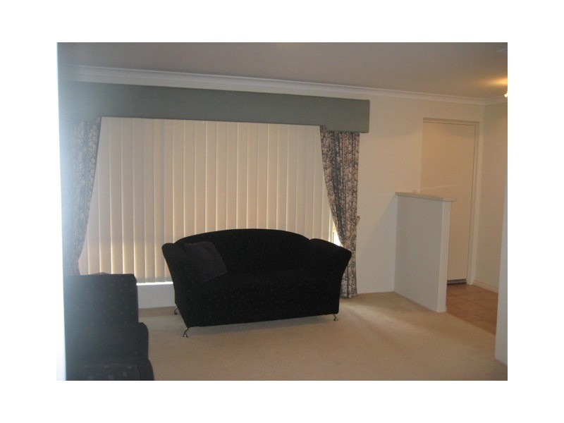 17A Honeysuckle Ramble, Halls Head WA 6210