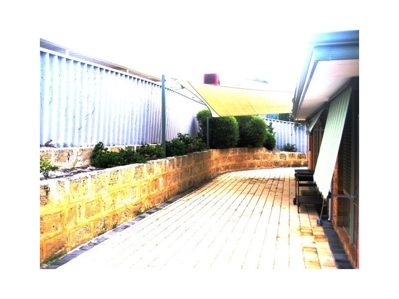 17A Honeysuckle Ramble, Halls Head WA 6210