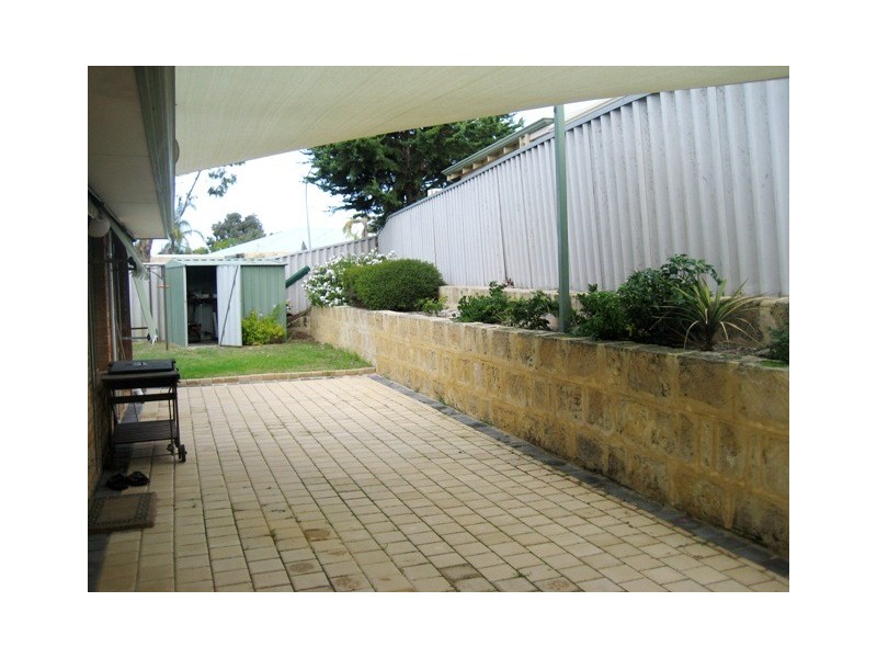 17A Honeysuckle Ramble, Halls Head WA 6210