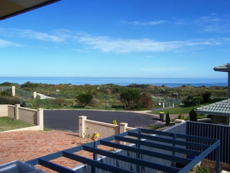 2 Seawind Drive, Silver Sands WA 6210
