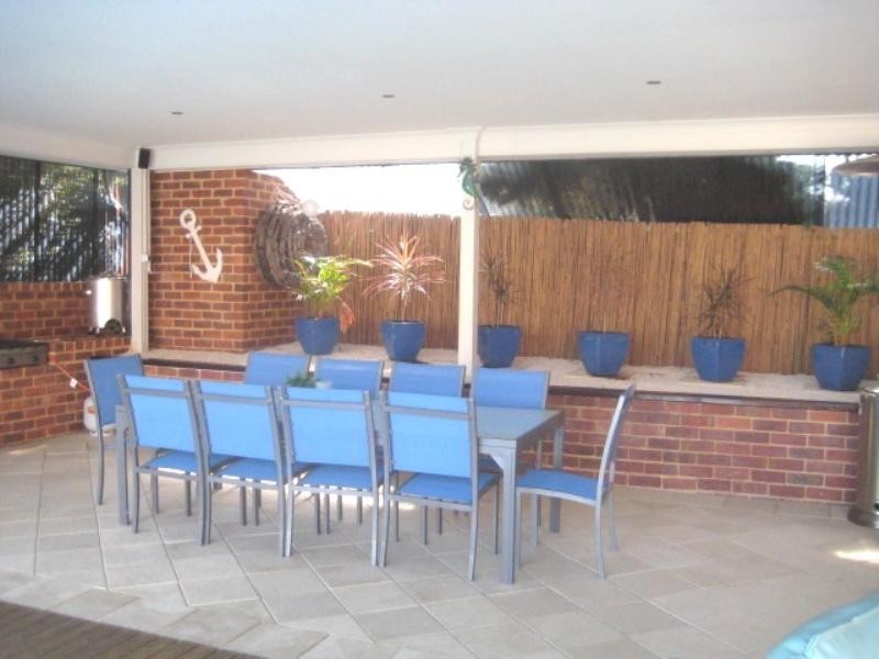 10 Muir Place, Halls Head WA 6210