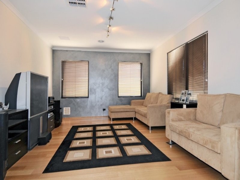 17 Royston Way, Lakelands WA 6180