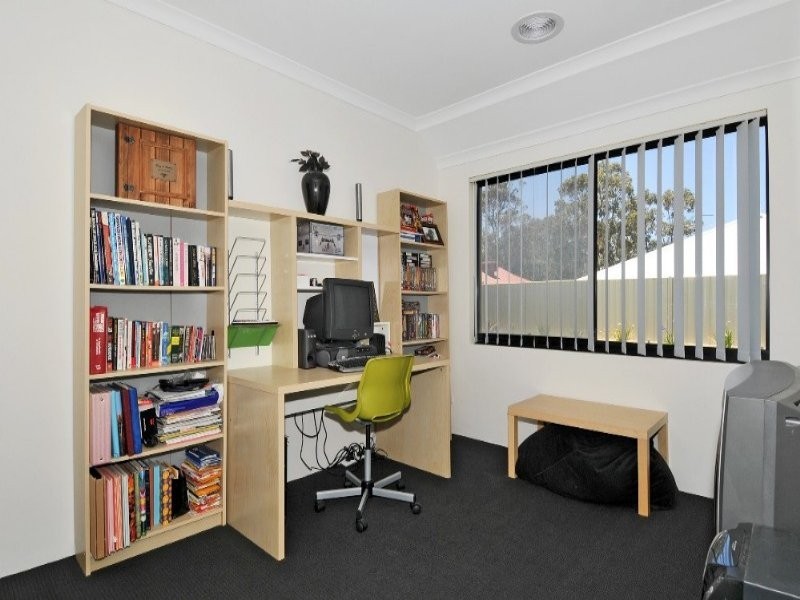 17 Royston Way, Lakelands WA 6180