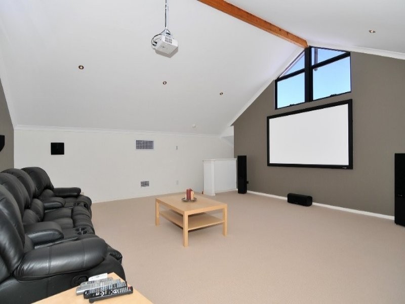 17 Royston Way, Lakelands WA 6180