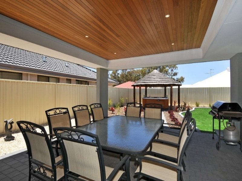 17 Royston Way, Lakelands WA 6180