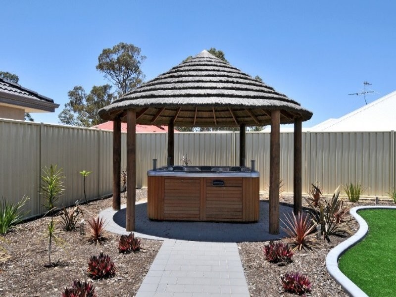 17 Royston Way, Lakelands WA 6180