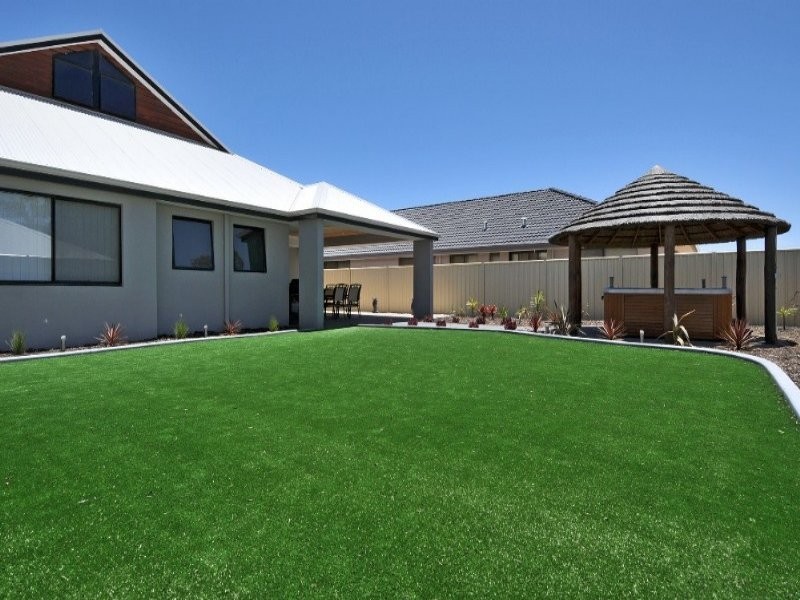 17 Royston Way, Lakelands WA 6180