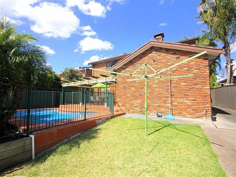 1 Garry Court, Georges Hall NSW 2198