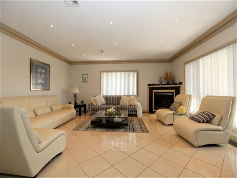 9 Kinsella Street, Illawong NSW 2234