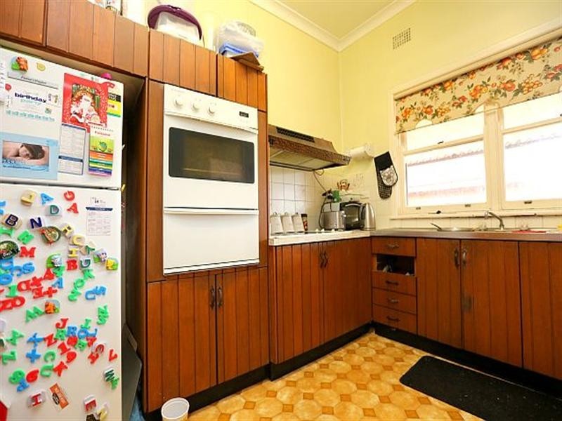 16 Flinders Road, Georges Hall NSW 2198