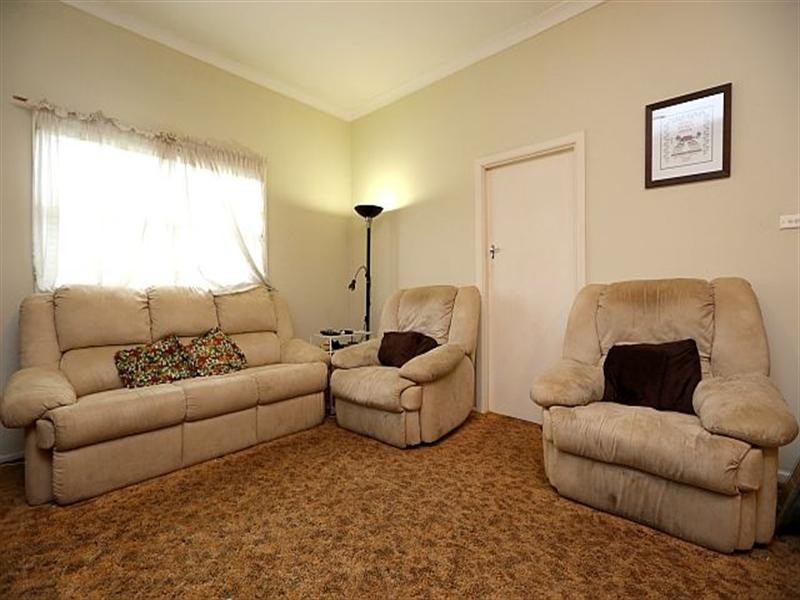 16 Flinders Road, Georges Hall NSW 2198