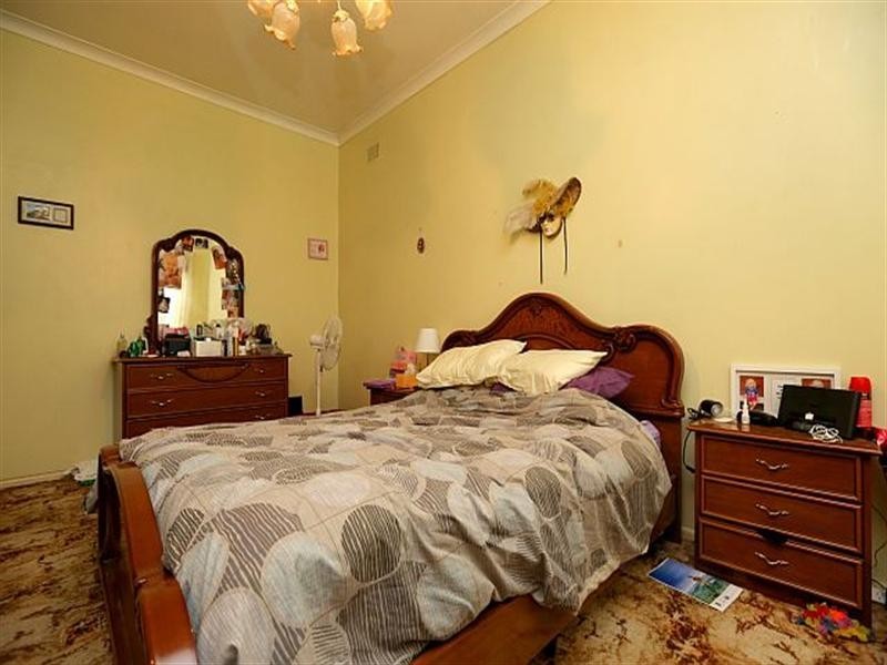 16 Flinders Road, Georges Hall NSW 2198