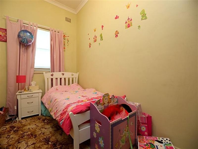 16 Flinders Road, Georges Hall NSW 2198