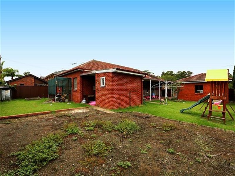 16 Flinders Road, Georges Hall NSW 2198