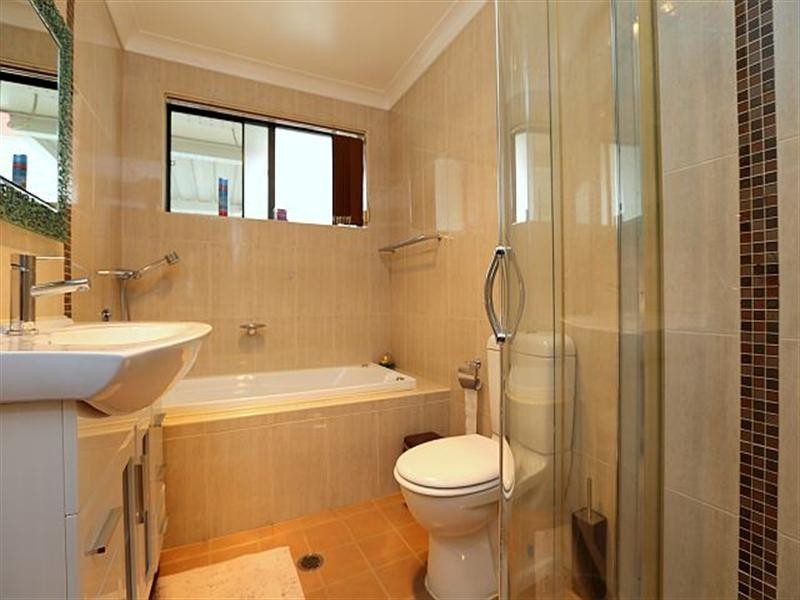 32 Caroline Crescent, Georges Hall NSW 2198