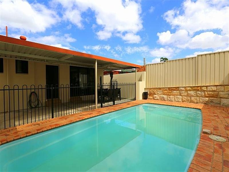 32 Caroline Crescent, Georges Hall NSW 2198