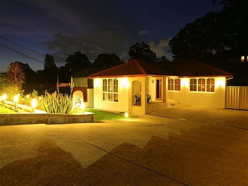 32 Caroline Crescent, Georges Hall NSW 2198