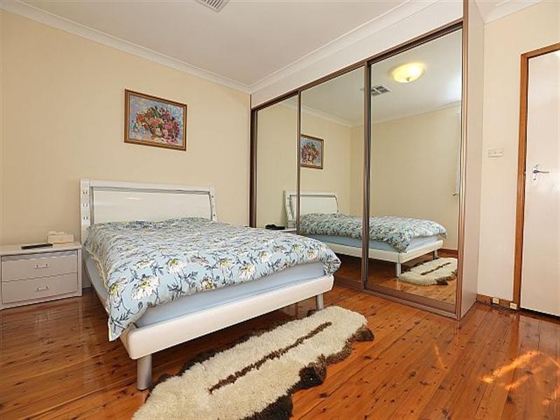 1 Arana Close, Georges Hall NSW 2198
