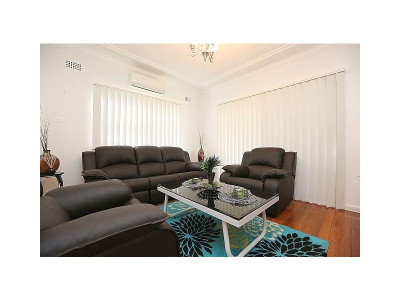 8 Georges Crescent, Georges Hall NSW 2198