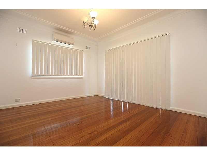 8 Georges Crescent, Georges Hall NSW 2198