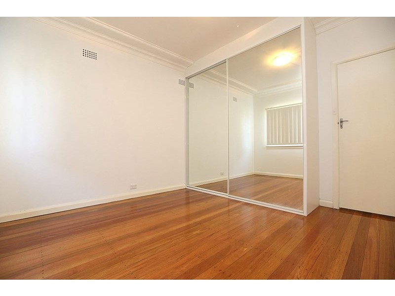 8 Georges Crescent, Georges Hall NSW 2198