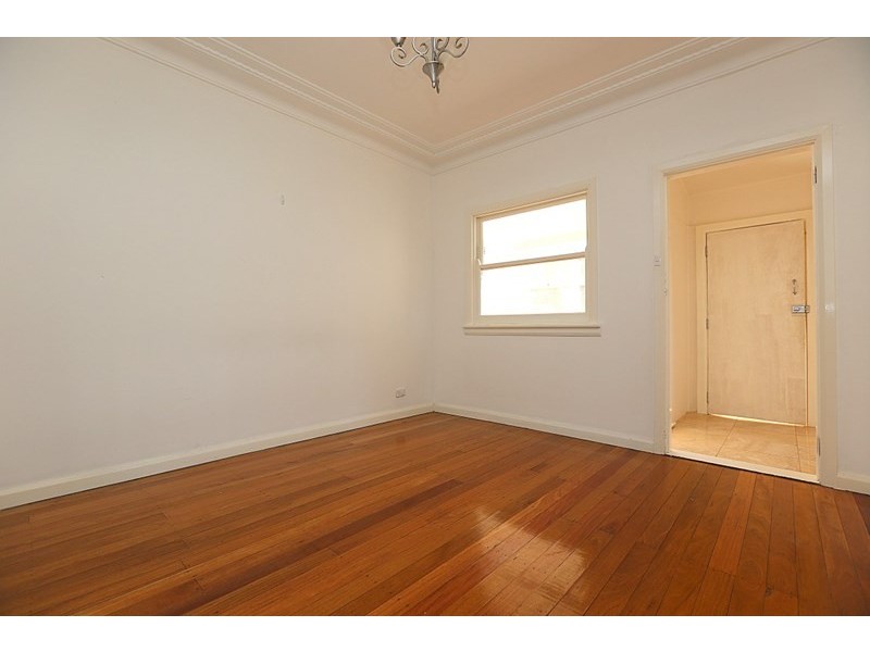 8 Georges Crescent, Georges Hall NSW 2198