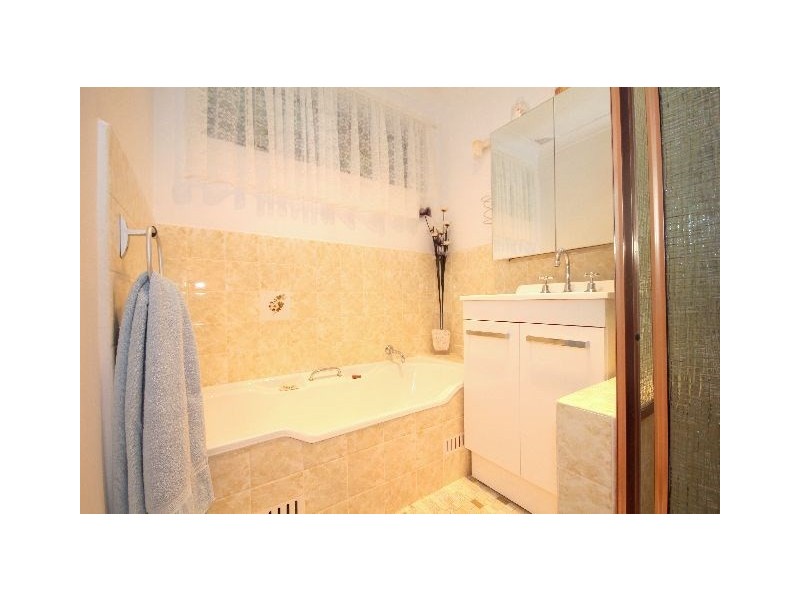 8 Lurnea Avenue, Georges Hall NSW 2198