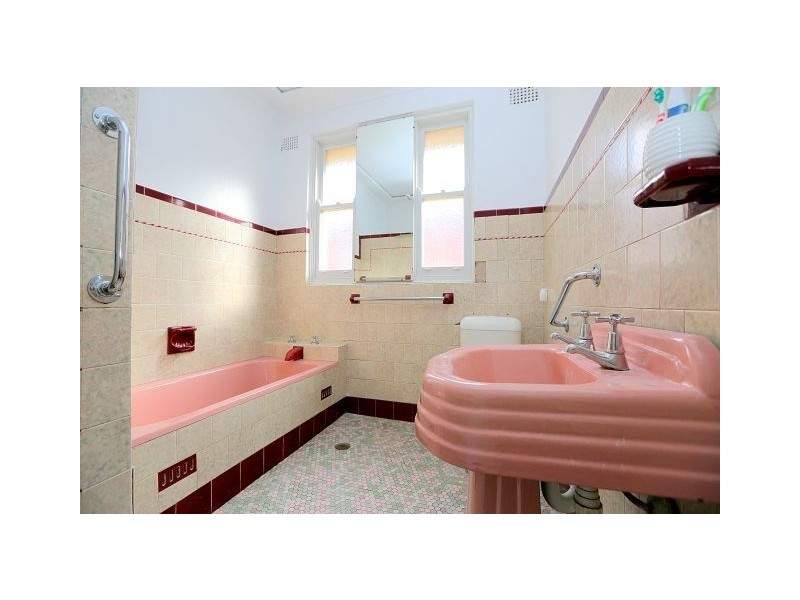 22 Cooeeyana Parade, Mount Lewis NSW 2190