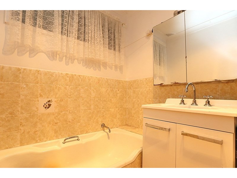 8 Lurnea Avenue, Georges Hall NSW 2198